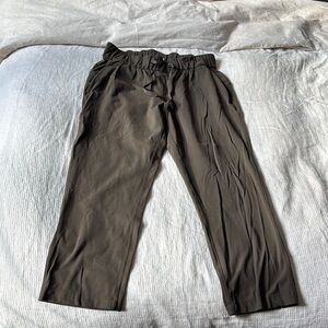 Lululemon olive green cropped capris - size 4